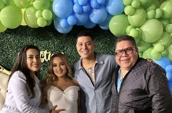 Vocalista de Grupo Firme celebra junto a su ex esposa el Baby Shower de su bebé