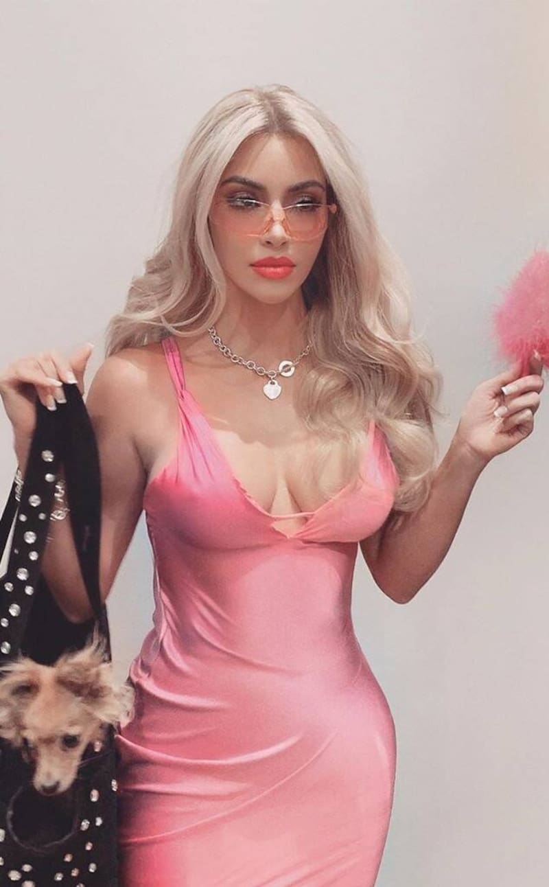 Kim Kardashian Disfraz de la protagonista de 'Legalmente Rubia' - Créditos: Instagram @kimkardashian
