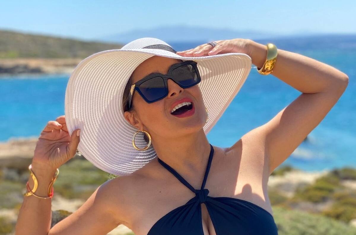 Salma Hayek presume su curvilínea figura en traje de baño