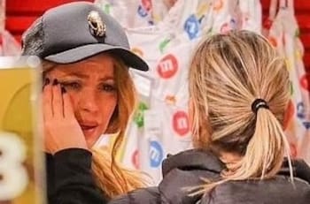 Shakira se pone llorar en una tienda en Nueva York junto a una acompañante