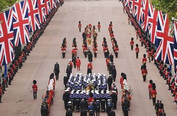 Un funeral masivo nunca visto despidió a la reina Isabel II en su último recorrido por Londres