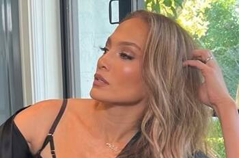 JLo luce un escotado vestido y exhibe su amor a Ben Affleck con lujoso collar