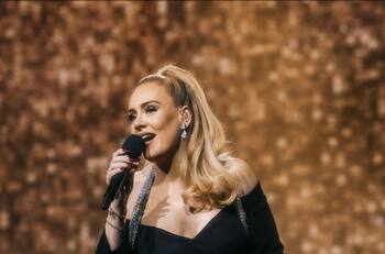 Adele rompe en llanto al hablar de su estado de salud mental