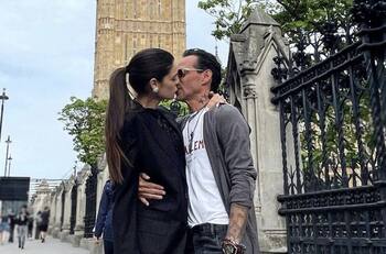 Nadia Ferreira se divierte con doble de Marc Anthony en vuelo privado