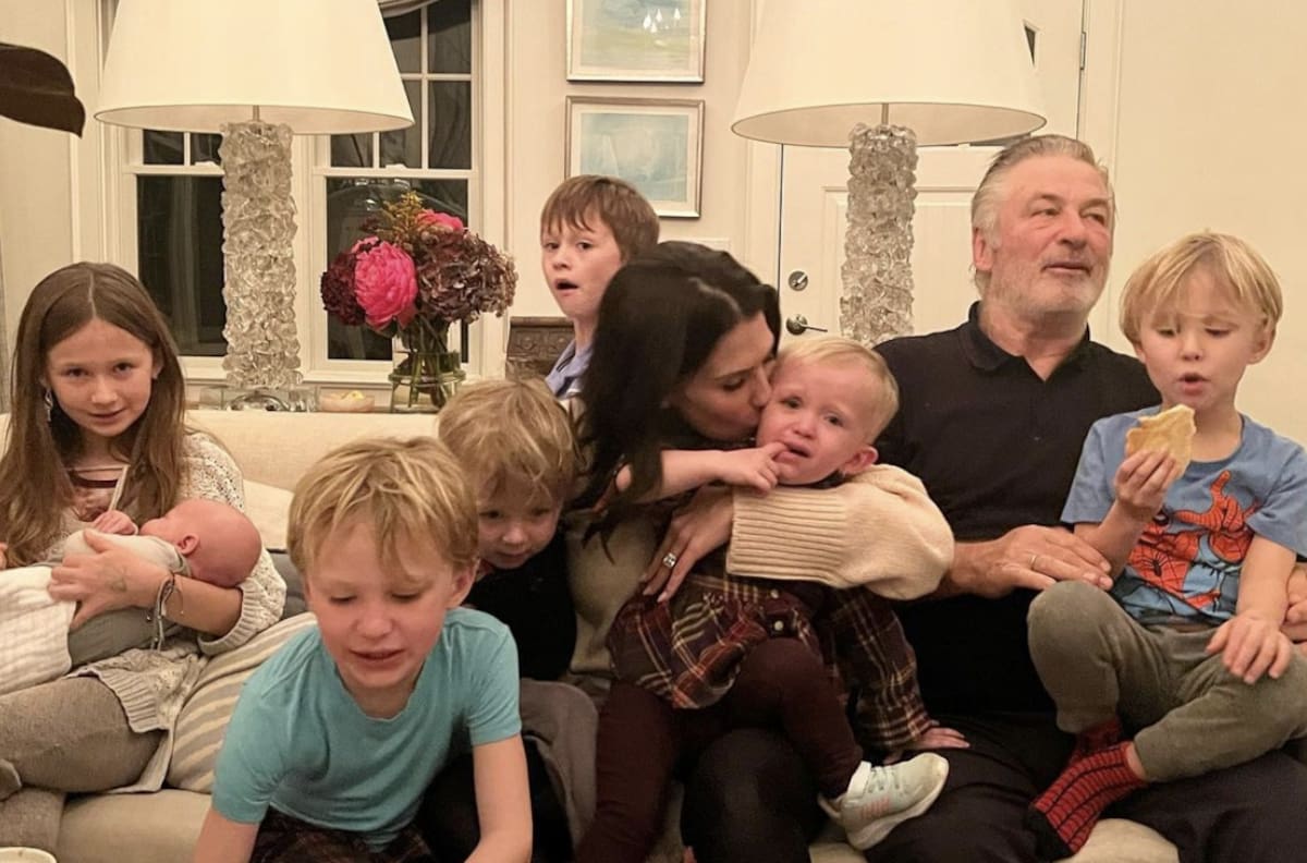 Esposa de Alec Baldwin muestra el caos de vivir con 7 hijos pequeños