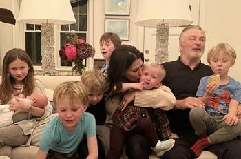 Esposa de Alec Baldwin muestra el caos de vivir con 7 hijos pequeños