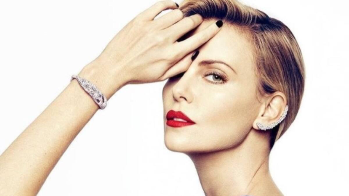Charlize Theron relata cómo impactó en su vida la trágica muerte de su padre