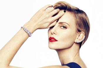 Charlize Theron relata cómo impactó en su vida la trágica muerte de su padre