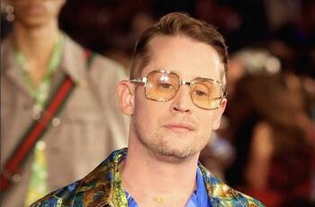 Macaulay Culkin reaparece como modelo en pasarela de Gucci