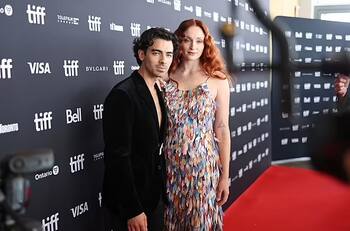 Sophie Turner luce radiante en su primera alfombra roja tras dar a luz a su segundo hijo