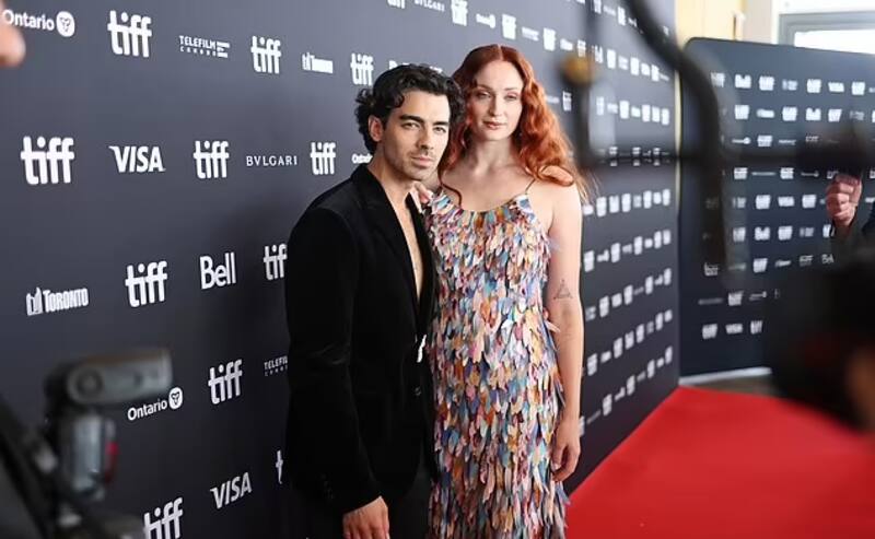 Sophie Turner luce radiante en su primera alfombra roja tras dar a luz a su segundo hijo - Créditos: Instagram
