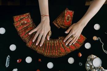 Toma asiento y descubre tu destino: tarot y zodiaco se unen este 15 de junio para enseñarte algo