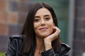 Actriz Cansu Dere aún no aparece pero habría sobrevivido a terremoto, afirma reportera