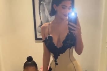 Kylie Jenner y su hija Stormi lucen looks combinados en fiesta navideña de las Kardashian