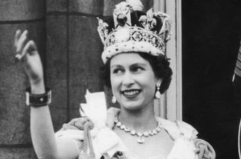 Subastarán carta escrita por Isabel II agradeciendo las medias que le regaló el embajador de EE.UU.