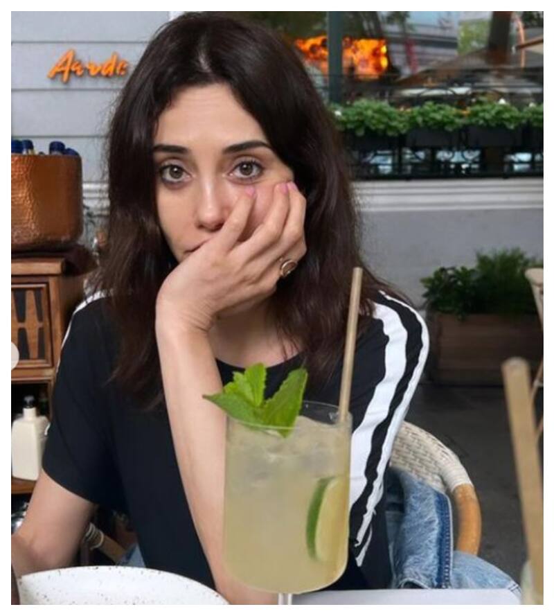 La actriz turca probando un mojito en un restaurante madrileño. Cansu Dere se apresta para la buena mesa de la Fiesta de San Juan.