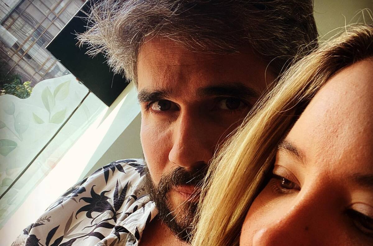 Daniel Arenas sufre un poquito al tratar de ayudar a Daniella Álvarez