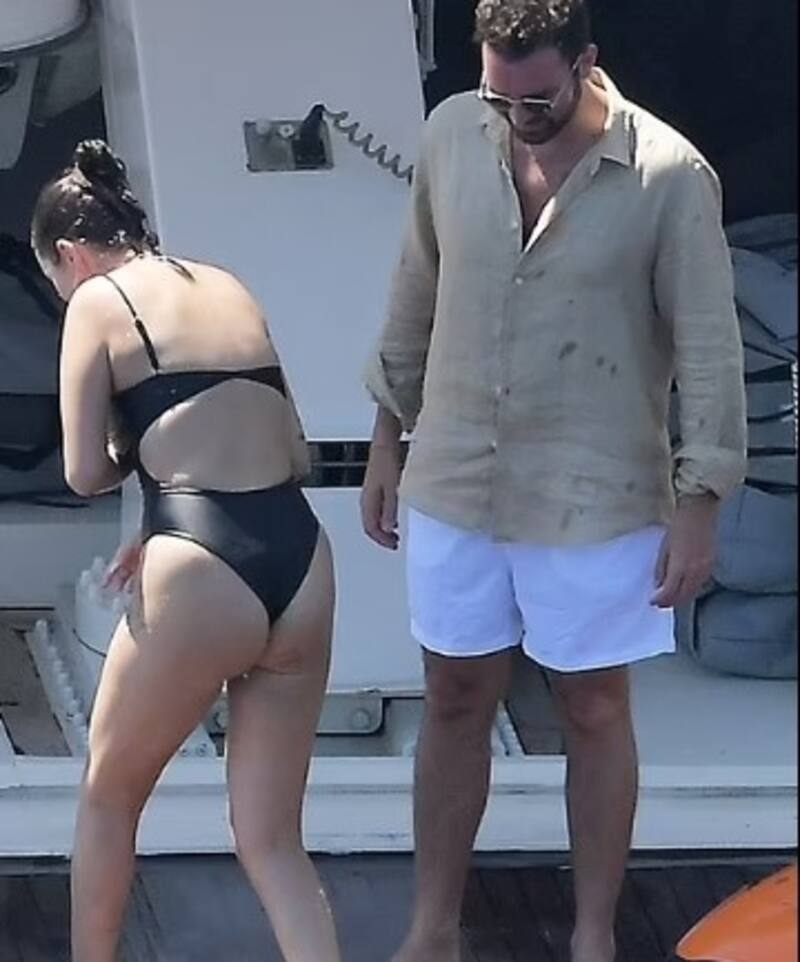 Selena Gómez y productor italiano pasan juntos vacaciones en el Mediterráneo El productor y la actriz sobre el yate en Positano. - Créditos: Instagram