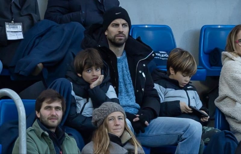 Piqué y sus hijos durante una salida familiar - Créditos: Instagram