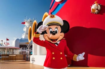 Después de 94 años, Minnie Mouse deja su mítico vestido rojo por este traje