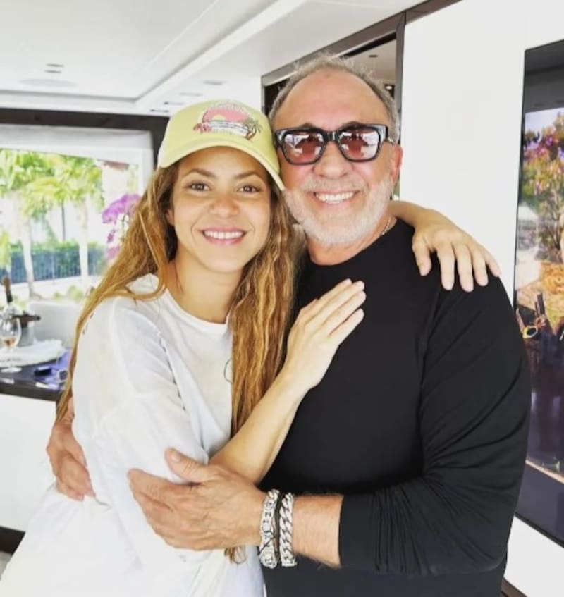 Shakira recibe bendición de los Estefan que le dan la bienvenida a Miami y la tratan como familia La cantante con el productor que la recibió en Miami - Créditos: Instagram