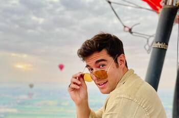 Danilo Carrera presenta a su novia "unos años mayor" que él