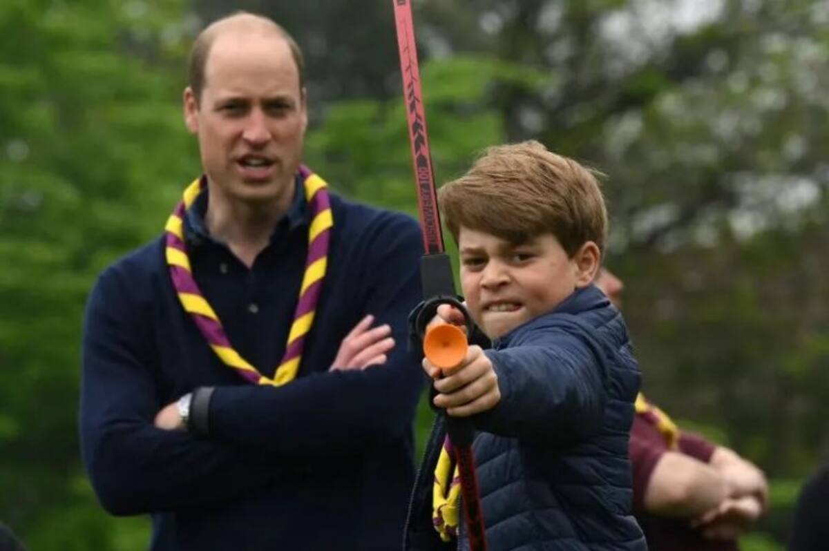 El príncipe George va al fútbol con su padre y comparten una serie de juegos clásicos ingleses.