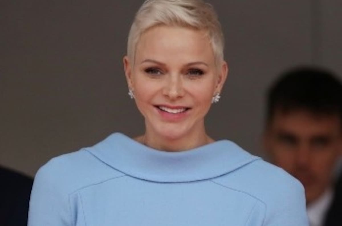 La princesa Charlene se despide del rubio platino en el pelo y cambia de look a un tono oscuro