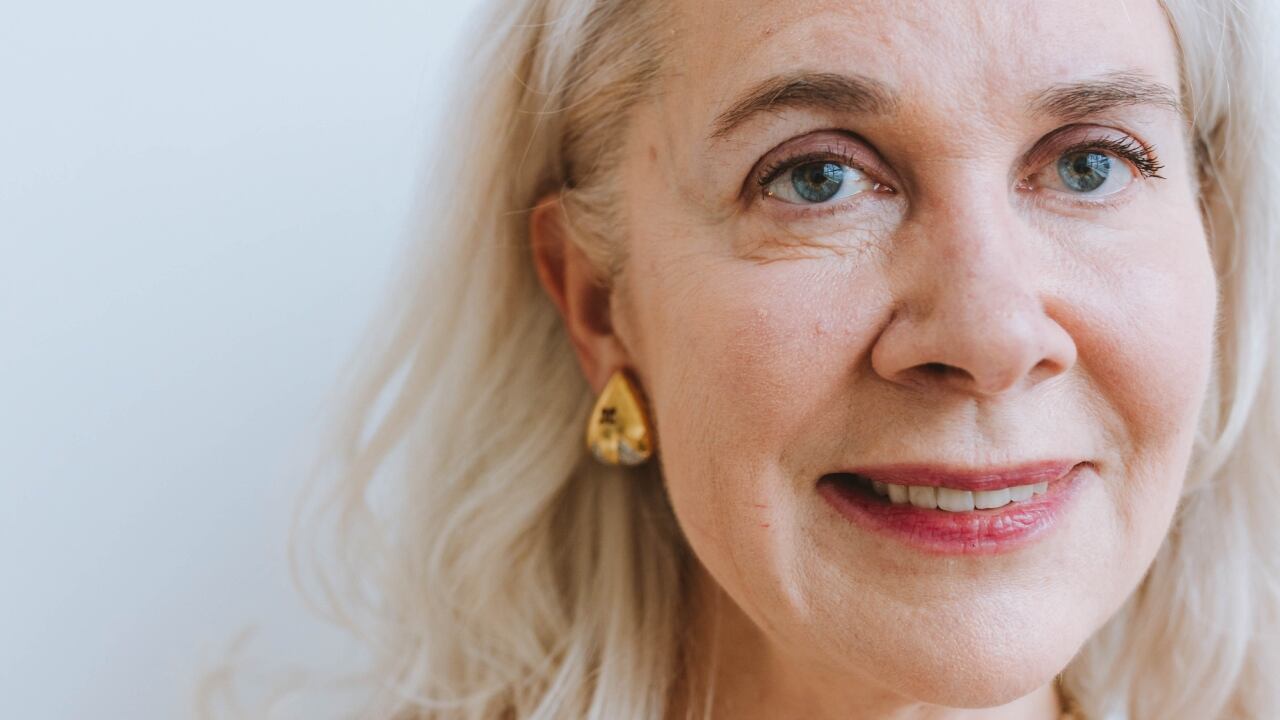 Primer plano de la cara de una mujer mayor, canosa.