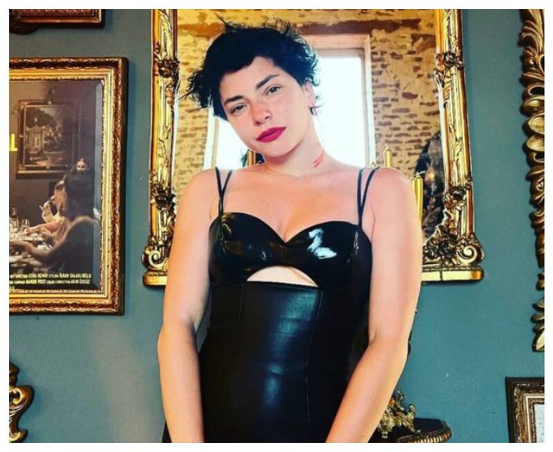 Merve Bolugur ha ido dejando atrás la actuación para dedicarse a su carrera de cantante.