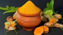 El secreto dorado: cubriendo canas con cúrcuma y aceite de almendras