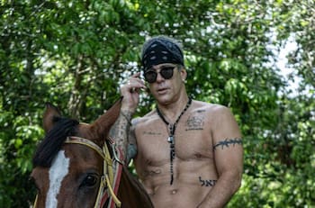 Fernando Carrillo anuncia nueva faceta en su carrera: se despoja de la ropa a los 56 años