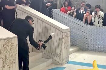 Insecto rastrero se cuela en la lujosa MET Gala y protagoniza hilarante momento