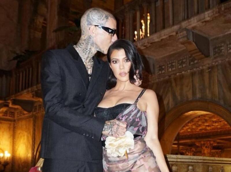 Kourtney Kardashian y Travis Barker fueron captados luciendo de negro previo a la boda - Créditos: Instagram