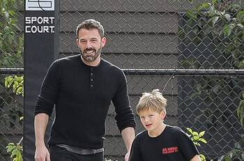 Ben Affleck vuelve a su época de juventud al jugar basket con su hijo menor