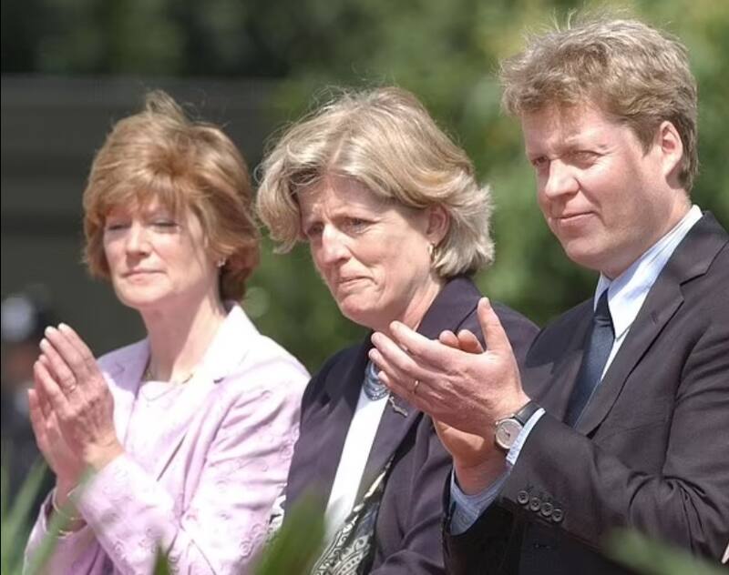 Lady Sarah y lady Jane siempre has estado al lado de Harry, al igual que su tío, el conde Spencer. - Créditos: Daily Mail