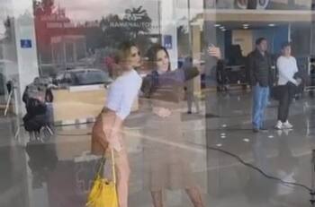 "Paparazzean" a Carmen Villalobos junto a otra actriz