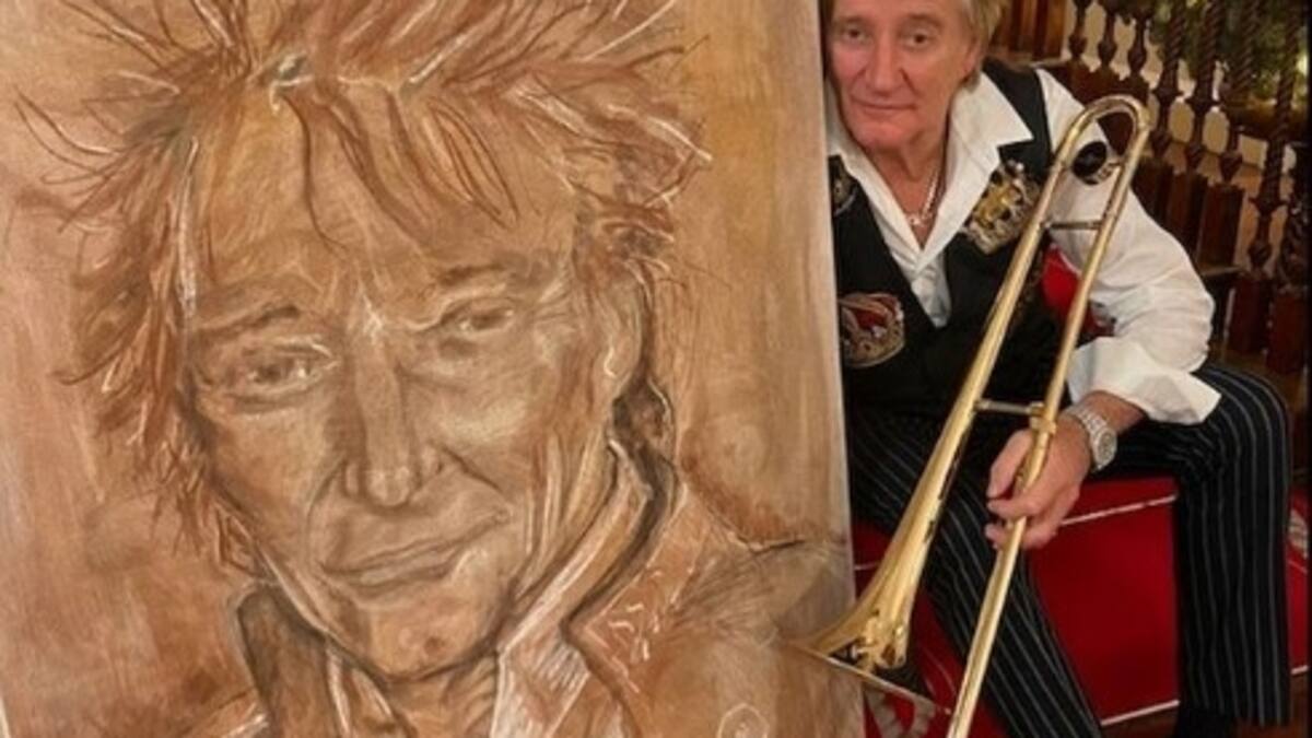 Rod Stewart bromea: "Con la Reina de Inglaterra tenemos el mismo peinado hace 60 años"