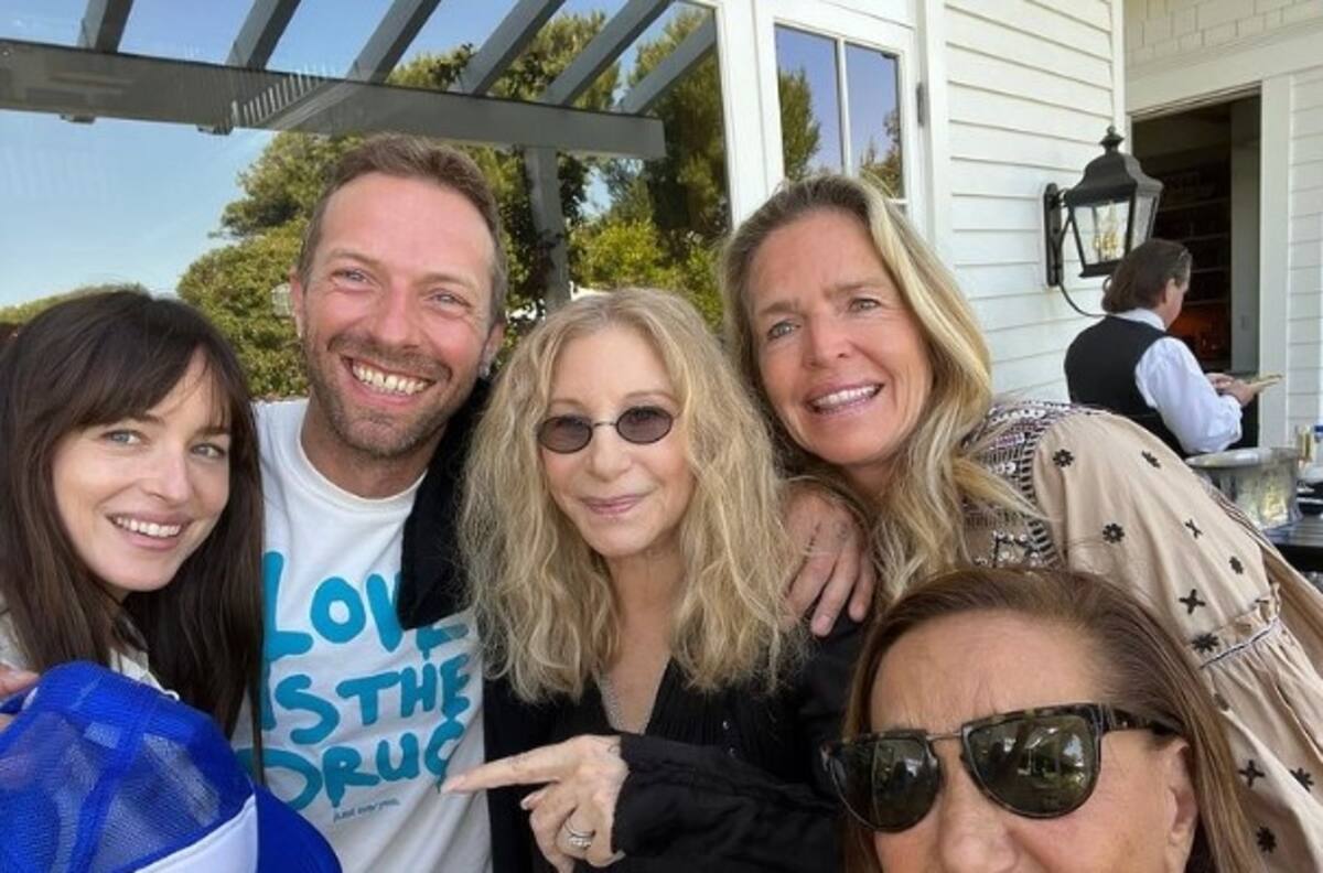 Chris Martin y Dakota Johnson aparecen junto a Barbra Streisand y su primera foto a los 80 años