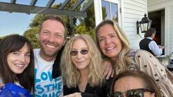 Chris Martin y Dakota Johnson aparecen junto a Barbra Streisand y su primera foto a los 80 años