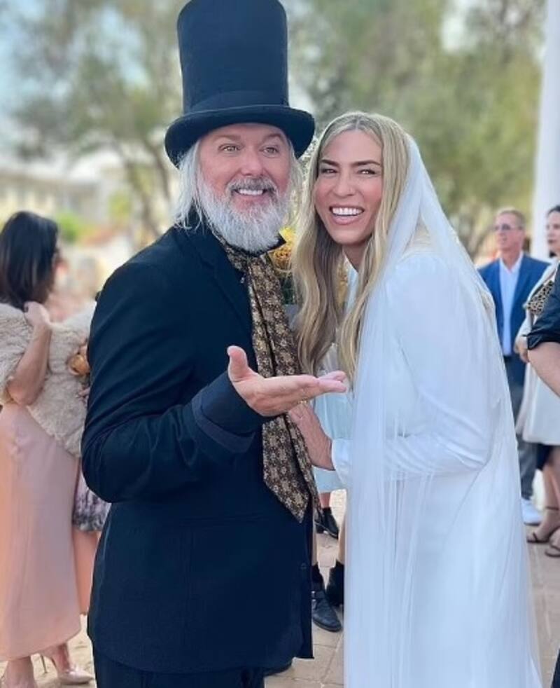 La nueva vida de las hijas mellizas de Lisa Marie Presley al lado de su padre guitarrista - Créditos: Instagram