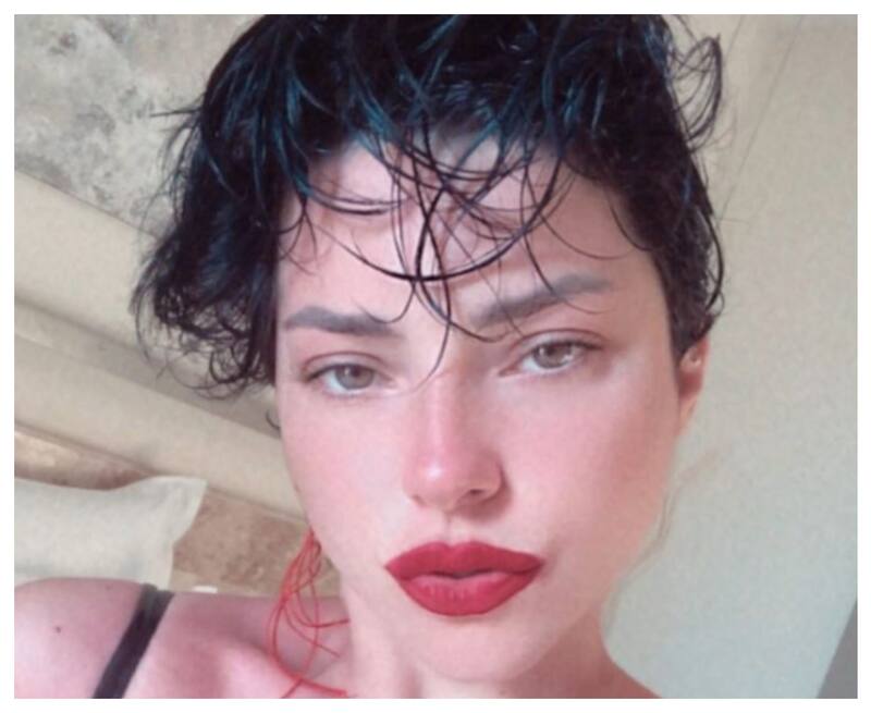 El nuevo look de Merve Bolugur, con su cabello corto y, según los medios turcos, exhibiendo un rostro un poco más relleno.