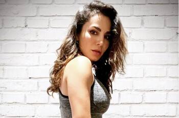 Martha Higareda demuestra que es muy buena alumna en el pole dance