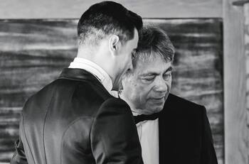 Carlos Rivera toma importante decisión en su vida tras la muerte de su papá, su esposa lo apoya