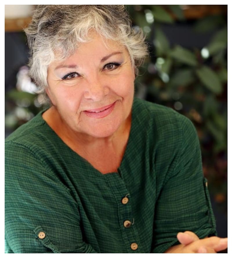 La experimentada actriz Bedia Ener encarna a Aliye, la abuela de Poyraz, con una condición extrema de salud.