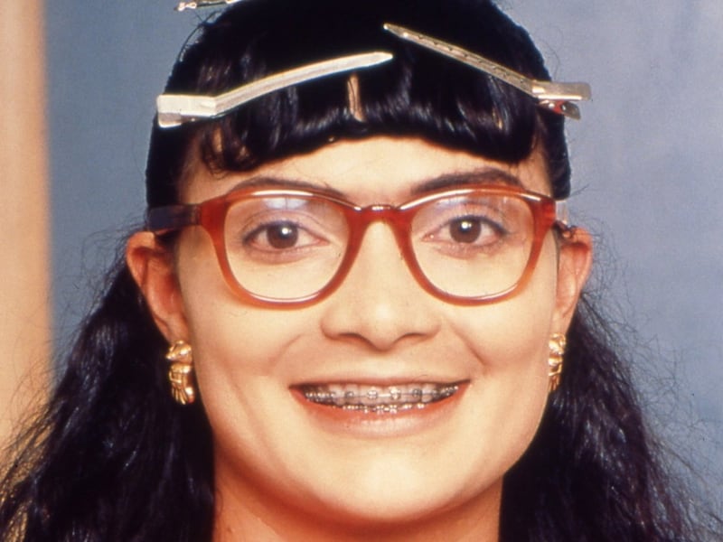 Toma en primer plano del rostro de Ana María Orozco en el papel de Bettyla fea, con lentes y linzas de pelo puestas en la cabeza