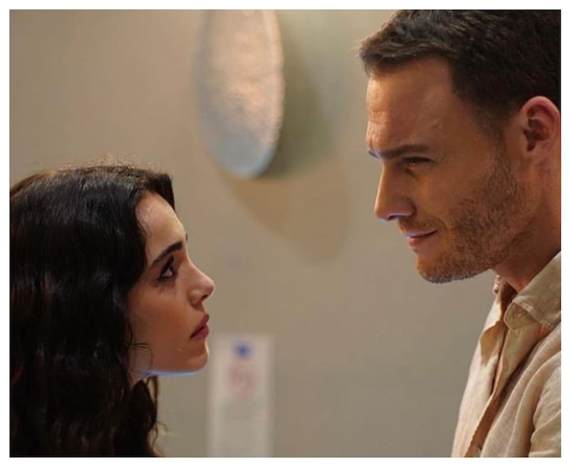 Los actores Kerem Bürsin y Hafsanur Sancaktutan auguran una relación llena de matices dramáticos.