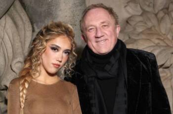 Valentina Paloma se roba las miradas con su outfit dorado para la Semana de la Moda en París