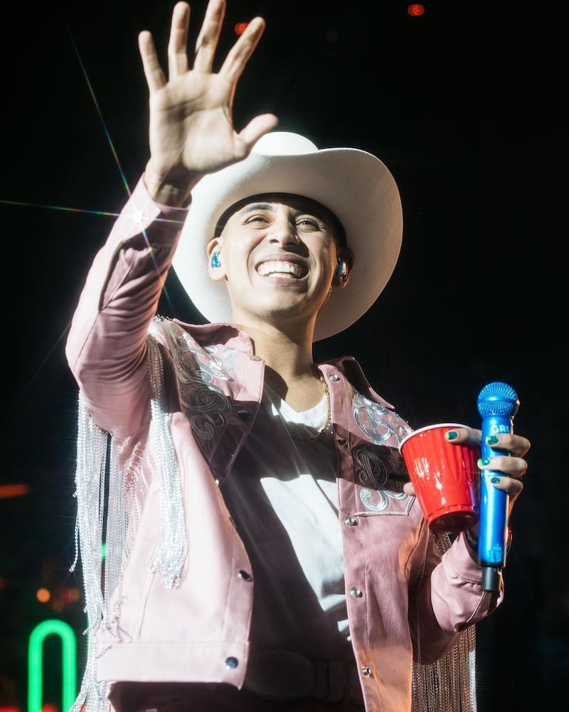 Jhonny Caz se accidenta sobre el escenario y fans se preocupan - Créditos: Instagram