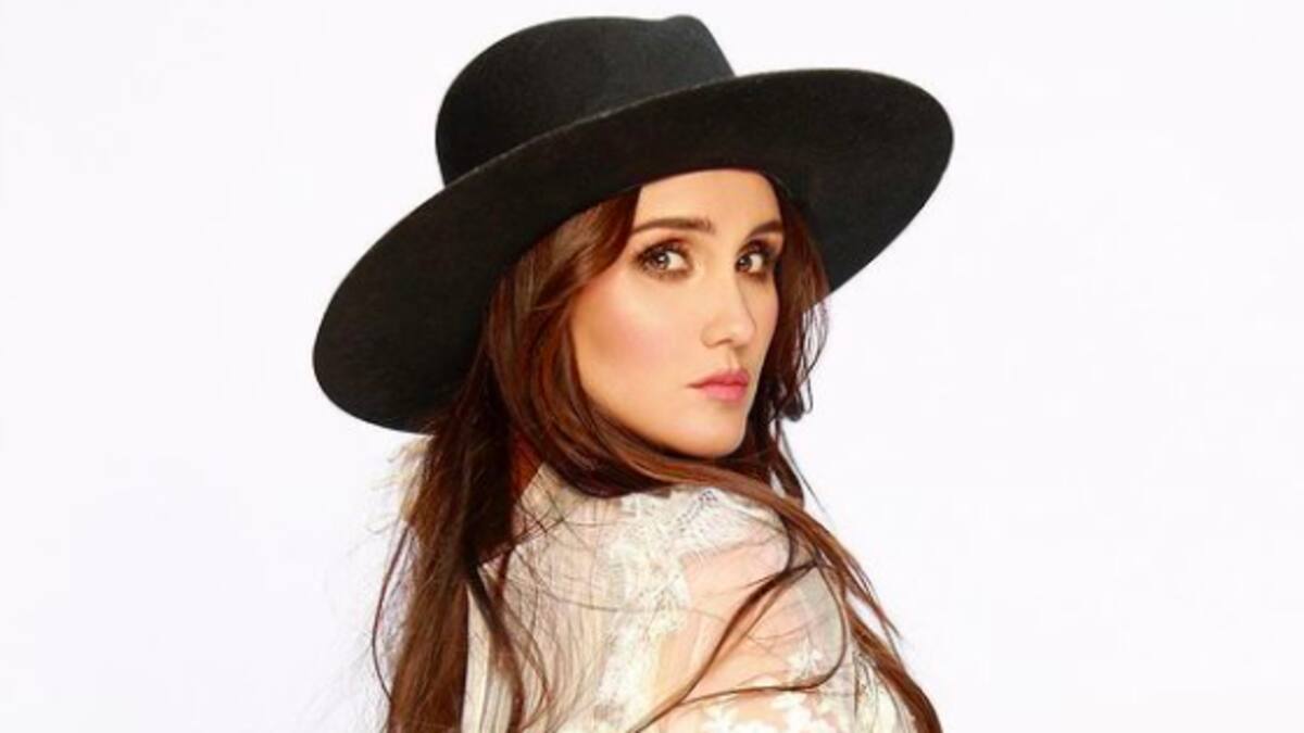 Dulce María confiesa que usó la lengua cuando besó a este actor en una escena